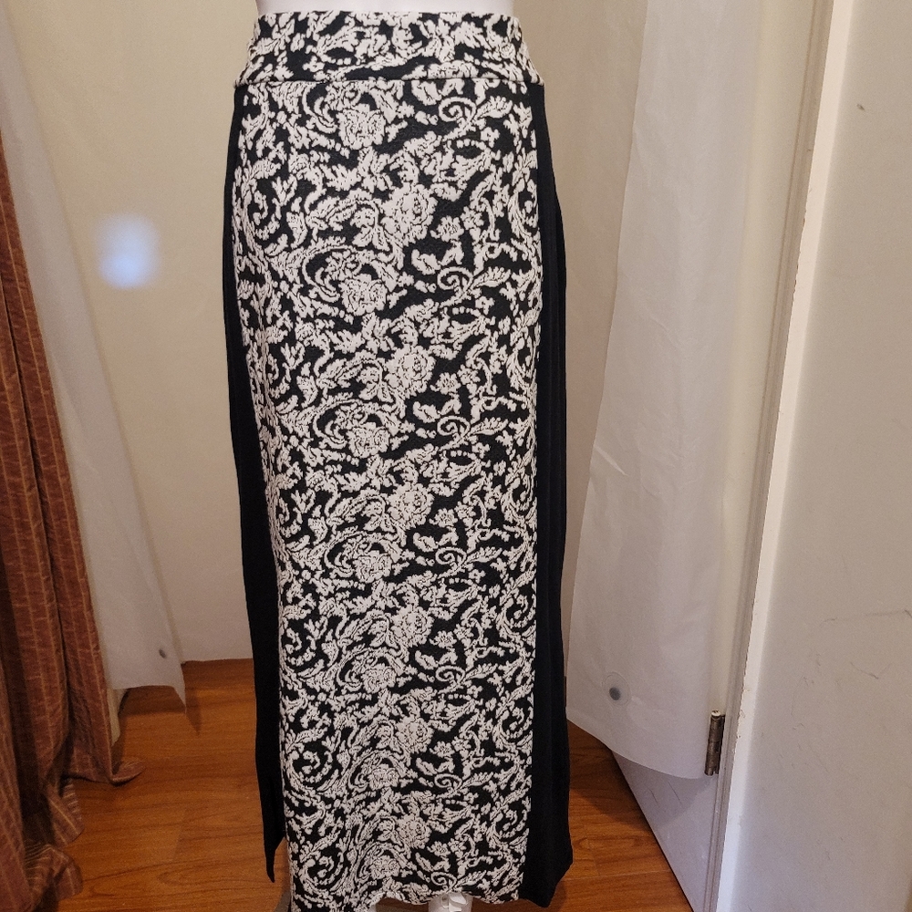Black and White Floral print Knit Maxi Skirt w/Black side panels, Sz MED